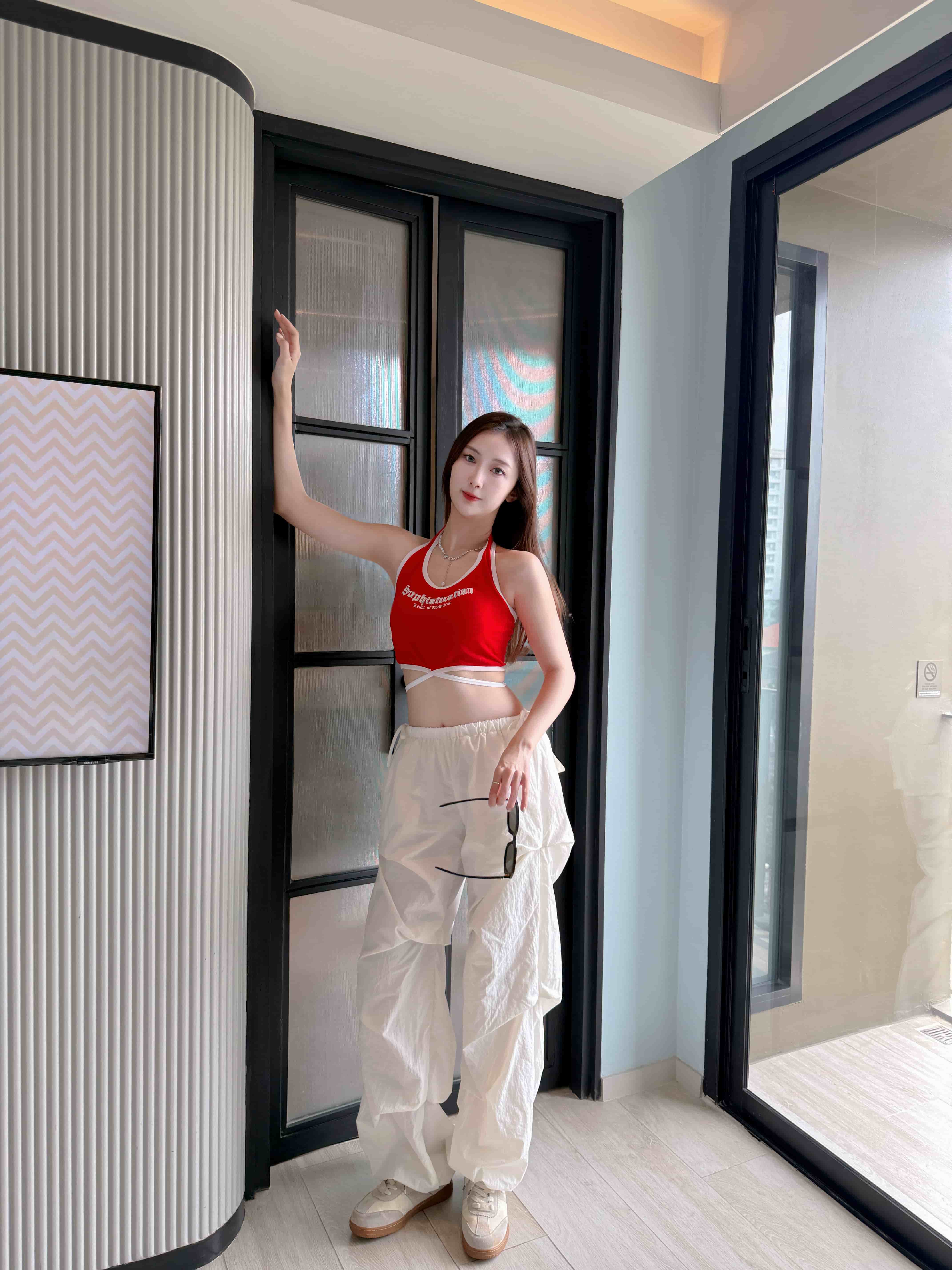 {"ARInfo":{"IsUseAR":false},"Version":"1.0.0","MakeupInfo":{"IsUseMakeup":false},"FaceliftInfo":{"IsChangeEyeLift":false,"IsChangeFacelift":false,"IsChangePostureLift":false,"IsChangeNose":false,"IsChangeFaceChin":false,"IsChangeMouth":false,"IsChangeThinFace":true},"BeautyInfo":{"SwitchMedicatedAcne":false,"IsAIBeauty":false,"IsBrightEyes":false,"IsSharpen":false,"IsOldBeauty":false,"IsReduceBlackEyes":false},"HandlerInfo":{"AppName":2},"FilterInfo":{"IsUseFilter":false}}