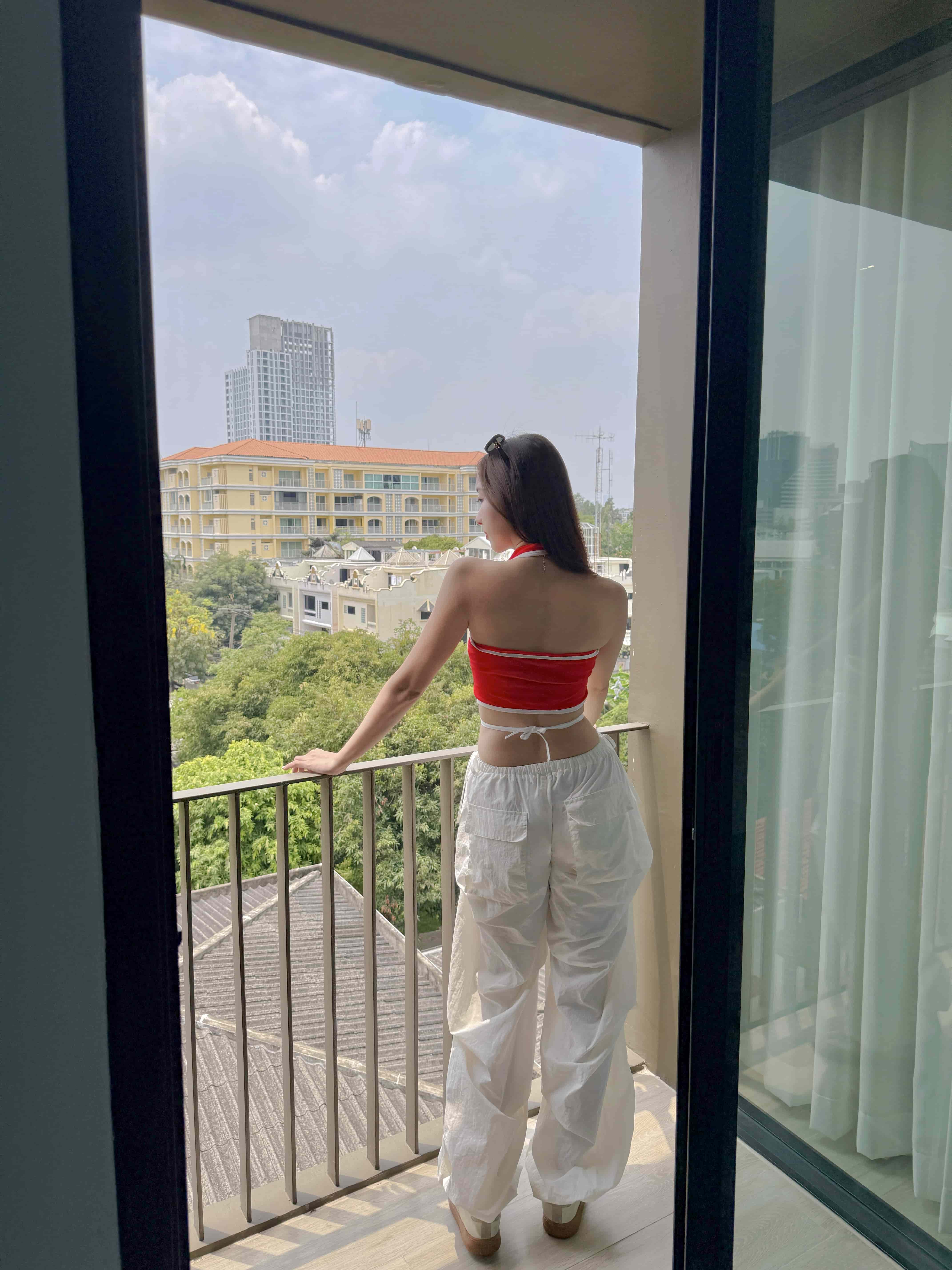 {"ARInfo":{"IsUseAR":false},"Version":"1.0.0","MakeupInfo":{"IsUseMakeup":false},"FaceliftInfo":{"IsChangeEyeLift":false,"IsChangeFacelift":false,"IsChangePostureLift":false,"IsChangeNose":false,"IsChangeFaceChin":false,"IsChangeMouth":false,"IsChangeThinFace":true},"BeautyInfo":{"IsAIBeauty":false,"OldBeautyCount":1,"IsSharpen":false,"SwitchMedicatedAcne":false,"IsBrightEyes":false,"IsOldBeauty":false,"IsReduceBlackEyes":false},"HandlerInfo":{"AppName":2},"FilterInfo":{"IsUseFilter":false}}