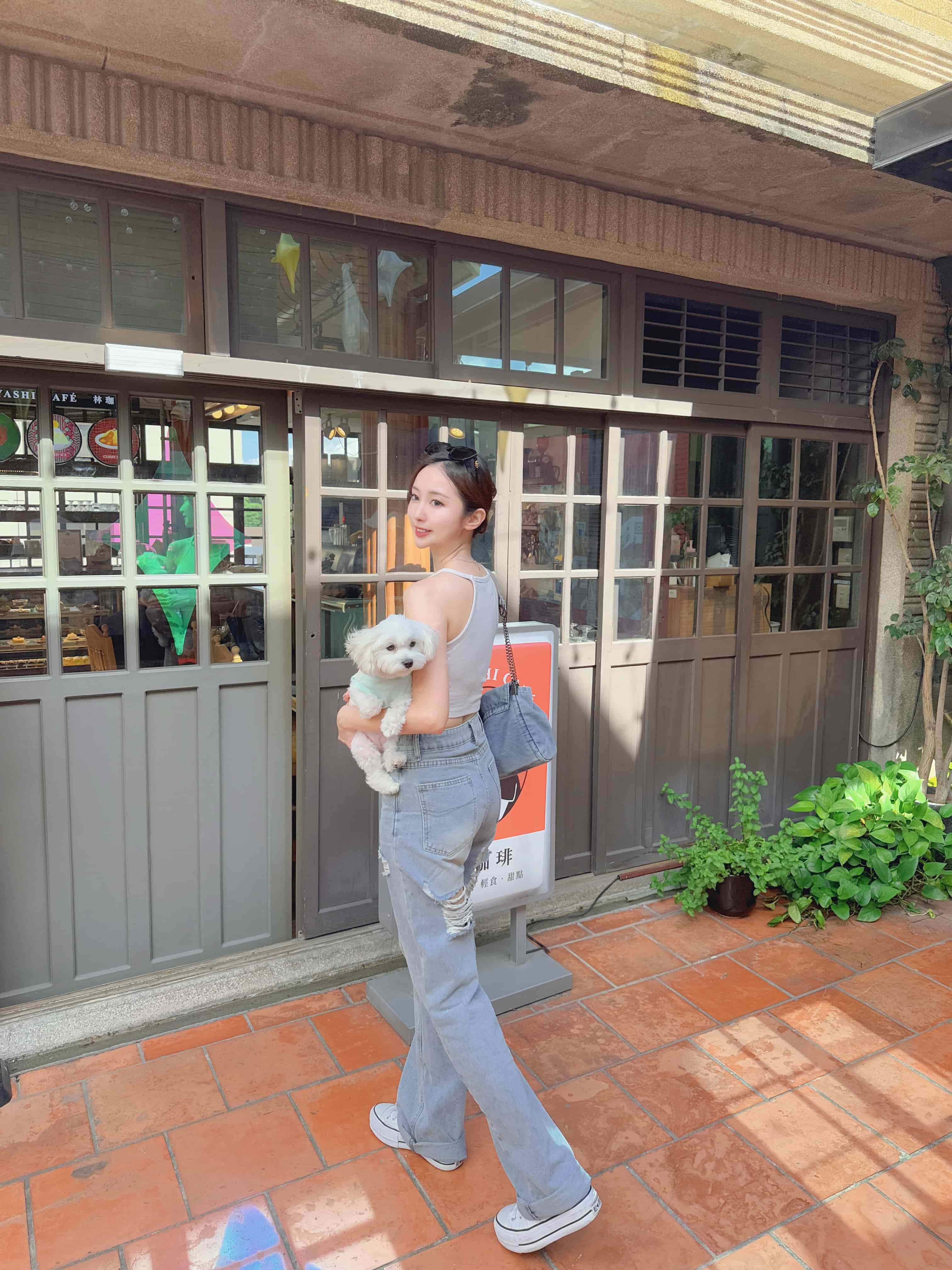 {"ARInfo":{"IsUseAR":false},"Version":"1.0.0","MakeupInfo":{"IsUseMakeup":false},"FaceliftInfo":{"IsChangeEyeLift":false,"IsChangeFacelift":false,"IsChangePostureLift":false,"IsChangeNose":false,"IsChangeFaceChin":false,"IsChangeMouth":false,"IsChangeThinFace":true},"BeautyInfo":{"IsAIBeauty":false,"OldBeautyCount":1,"IsSharpen":false,"SwitchMedicatedAcne":false,"IsBrightEyes":false,"IsOldBeauty":false,"IsReduceBlackEyes":false},"HandlerInfo":{"AppName":2},"FilterInfo":{"IsUseFilter":false}}