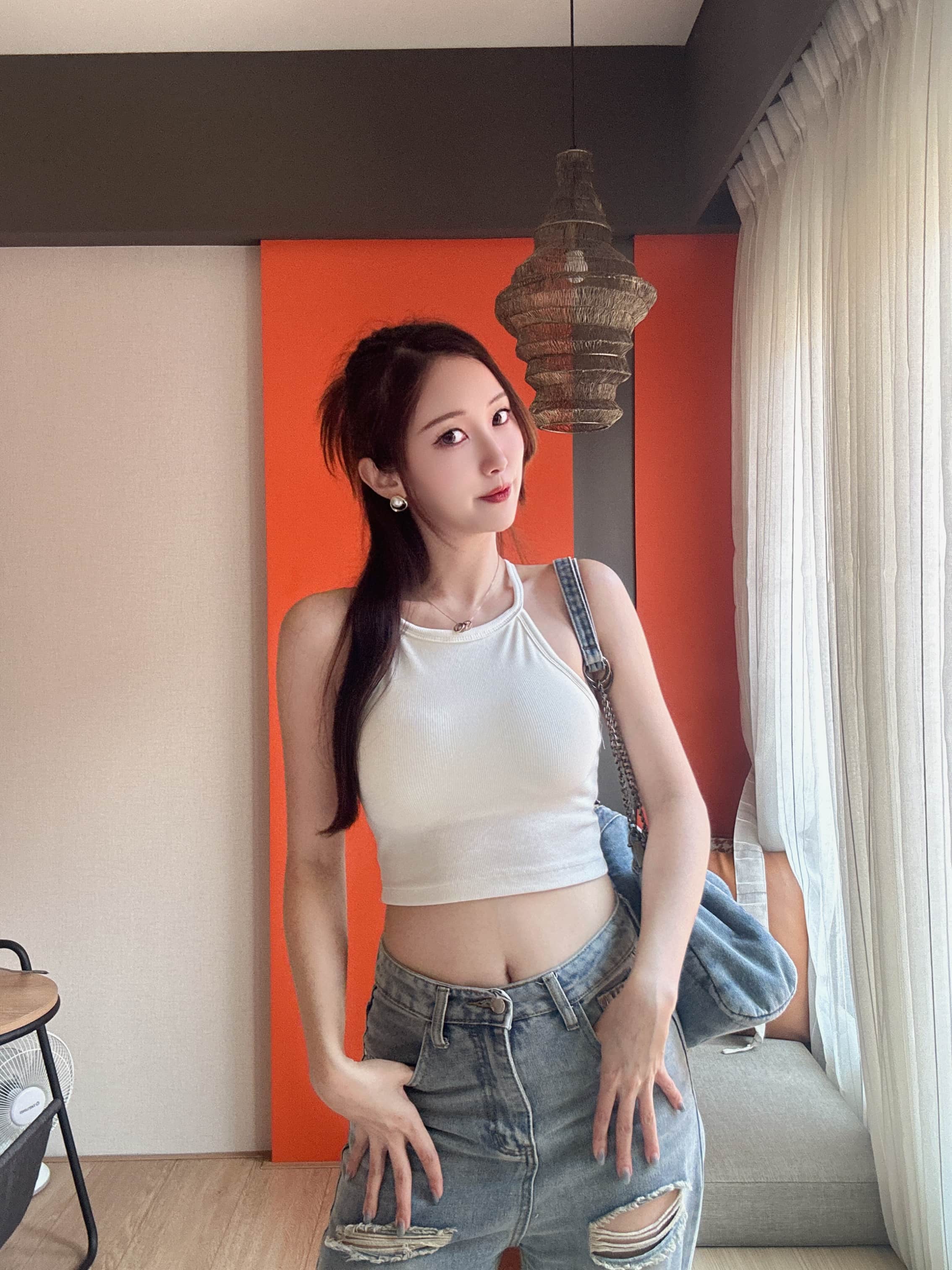 {"ARInfo":{"IsUseAR":false},"Version":"1.0.0","MakeupInfo":{"IsUseMakeup":false},"FaceliftInfo":{"IsChangeEyeLift":false,"IsChangeFacelift":false,"IsChangePostureLift":false,"IsChangeNose":false,"IsChangeFaceChin":false,"IsChangeMouth":false,"IsChangeThinFace":true},"BeautyInfo":{"SwitchMedicatedAcne":false,"IsAIBeauty":false,"IsBrightEyes":false,"IsSharpen":false,"IsOldBeauty":false,"IsReduceBlackEyes":false},"HandlerInfo":{"AppName":2},"FilterInfo":{"IsUseFilter":false}}