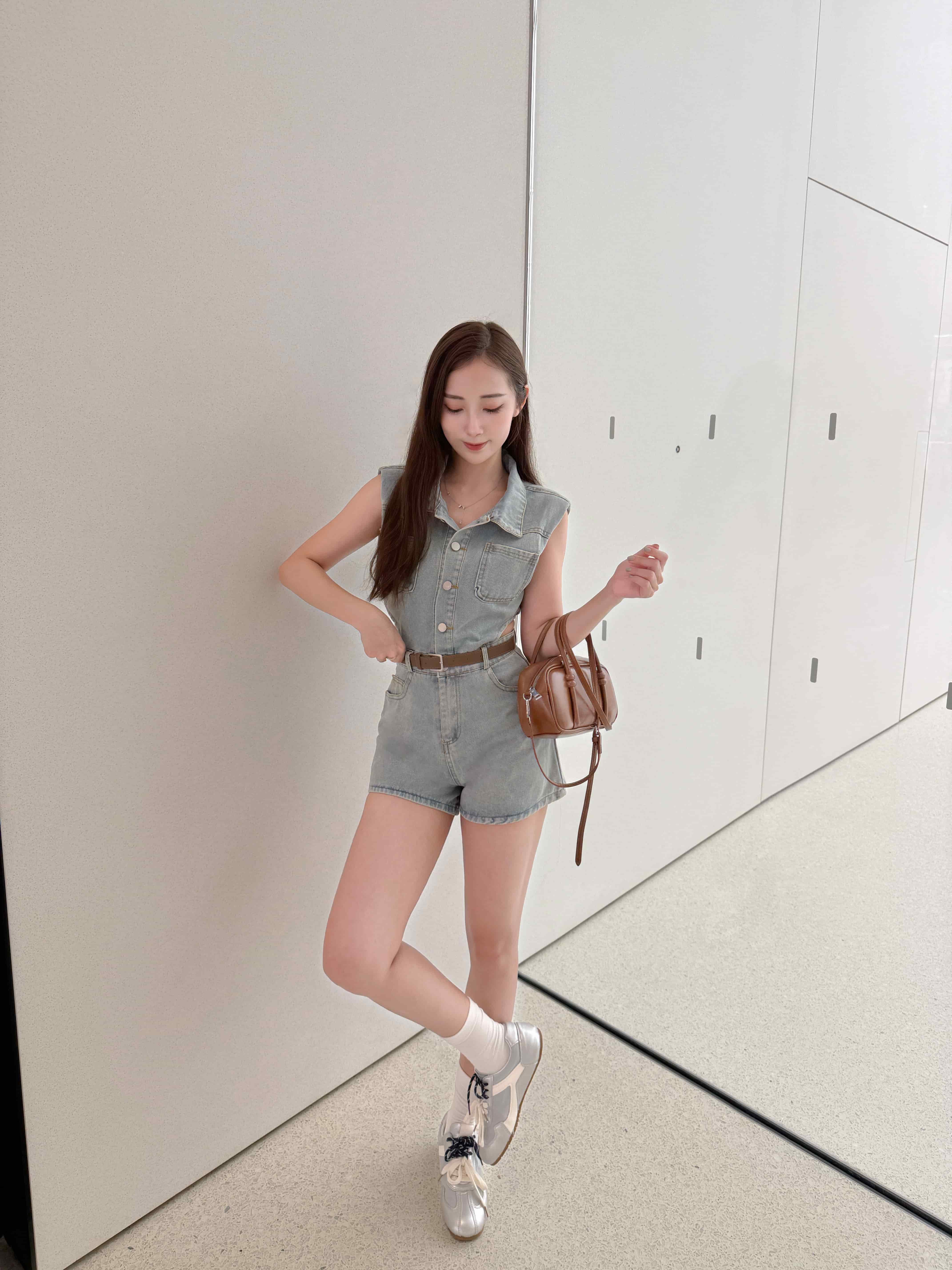 {"ARInfo":{"IsUseAR":false},"Version":"1.0.0","MakeupInfo":{"IsUseMakeup":false},"FaceliftInfo":{"IsChangeEyeLift":false,"IsChangeFacelift":false,"IsChangePostureLift":false,"IsChangeNose":false,"IsChangeFaceChin":false,"IsChangeMouth":false,"IsChangeThinFace":true},"BeautyInfo":{"IsAIBeauty":false,"OldBeautyCount":1,"IsSharpen":false,"SwitchMedicatedAcne":false,"IsBrightEyes":false,"IsOldBeauty":false,"IsReduceBlackEyes":false},"HandlerInfo":{"AppName":2},"FilterInfo":{"IsUseFilter":false}}