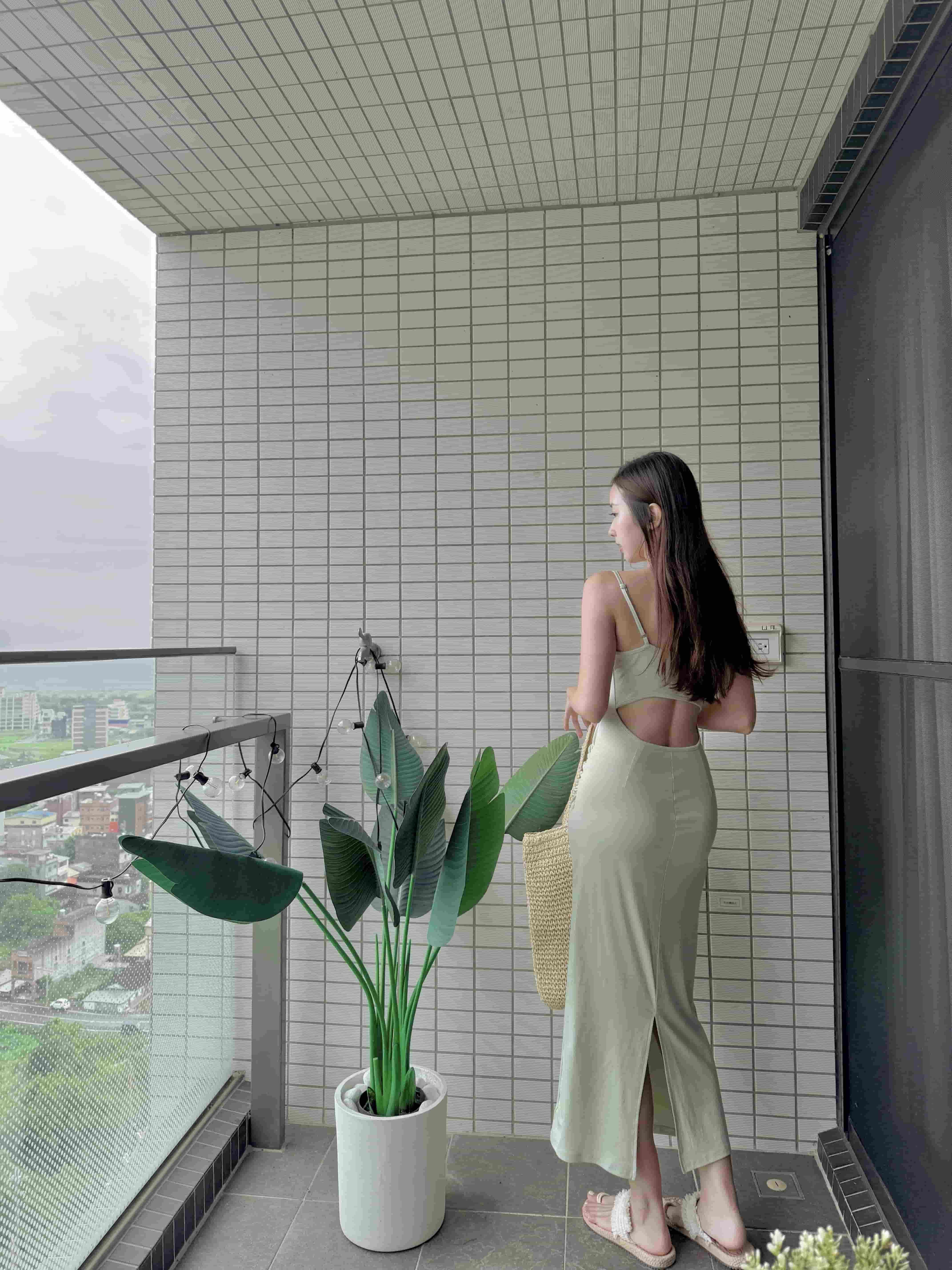 {"ARInfo":{"IsUseAR":false},"Version":"1.0.0","MakeupInfo":{"IsUseMakeup":false},"FaceliftInfo":{"IsChangeEyeLift":false,"IsChangeFacelift":false,"IsChangePostureLift":false,"IsChangeNose":false,"IsChangeFaceChin":false,"IsChangeMouth":false,"IsChangeThinFace":true},"BeautyInfo":{"SwitchMedicatedAcne":false,"IsAIBeauty":false,"IsBrightEyes":false,"IsSharpen":false,"IsOldBeauty":false,"IsReduceBlackEyes":false},"HandlerInfo":{"AppName":2},"FilterInfo":{"IsUseFilter":false}}