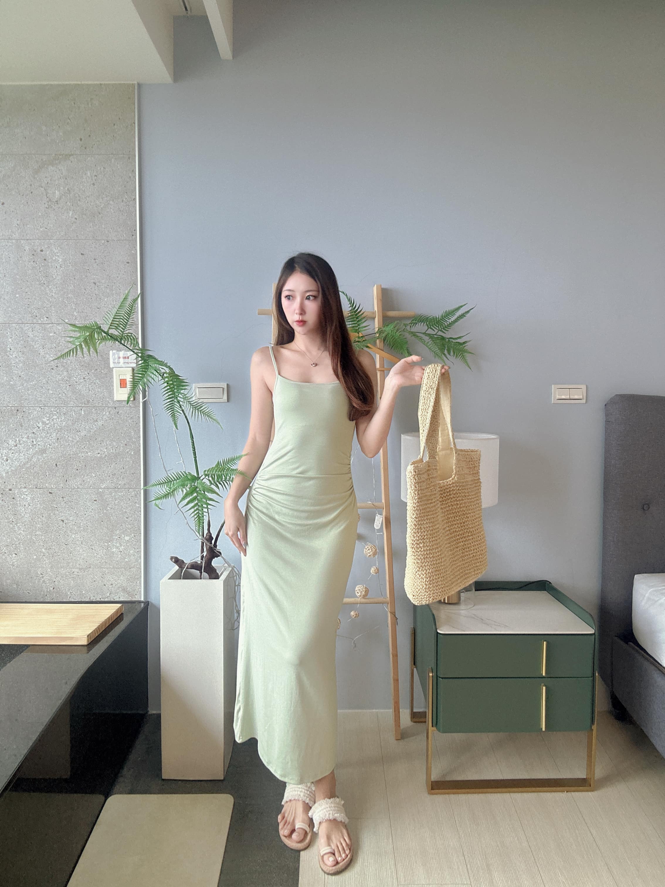 {"ARInfo":{"IsUseAR":false},"Version":"1.0.0","MakeupInfo":{"IsUseMakeup":false},"FaceliftInfo":{"IsChangeEyeLift":false,"IsChangeFacelift":false,"IsChangePostureLift":false,"IsChangeNose":false,"IsChangeFaceChin":false,"IsChangeMouth":false,"IsChangeThinFace":true},"BeautyInfo":{"SwitchMedicatedAcne":false,"IsAIBeauty":false,"IsBrightEyes":false,"IsSharpen":false,"IsOldBeauty":false,"IsReduceBlackEyes":false},"HandlerInfo":{"AppName":2},"FilterInfo":{"IsUseFilter":false}}