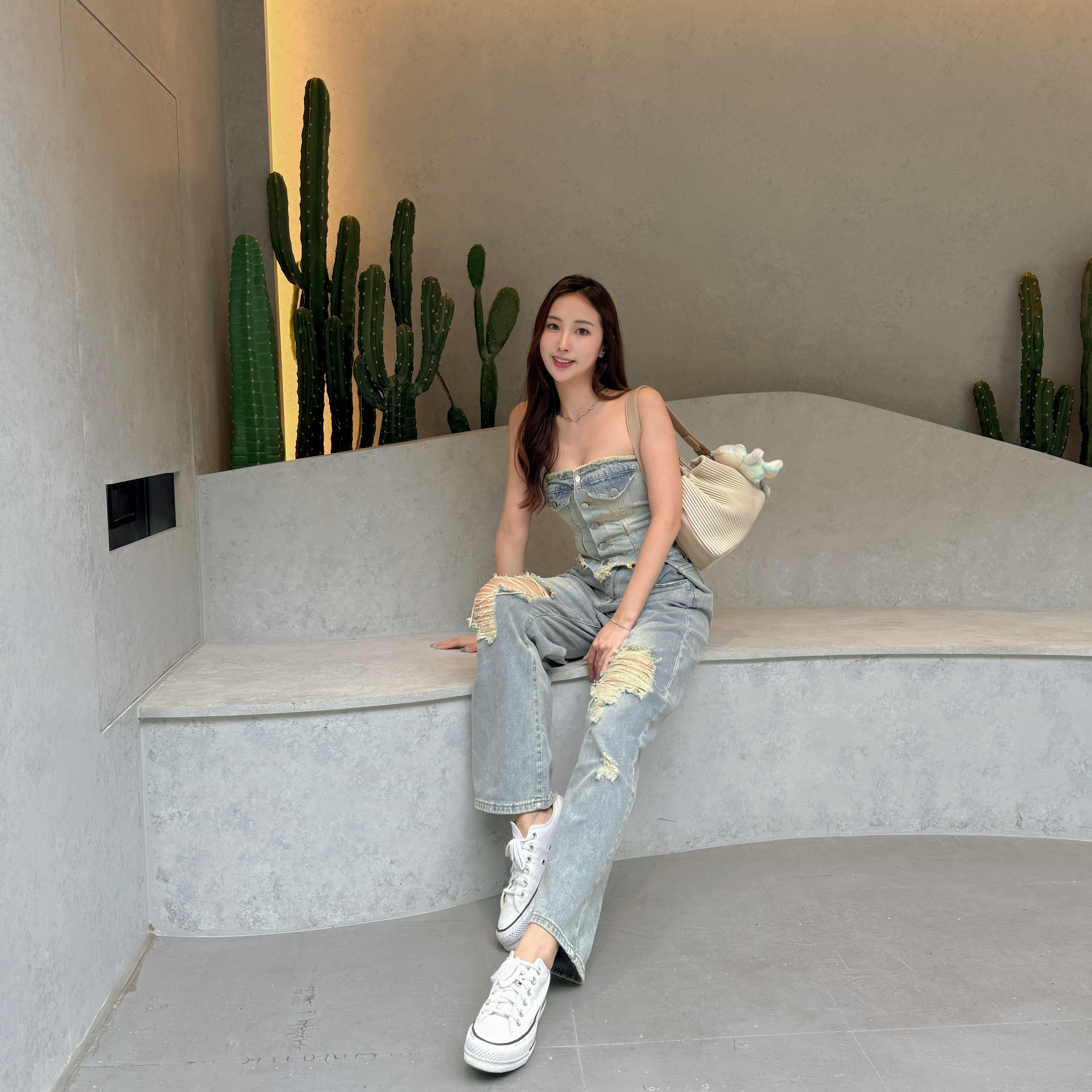 {"ARInfo":{"IsUseAR":false},"Version":"1.0.0","MakeupInfo":{"IsUseMakeup":false},"FaceliftInfo":{"IsChangeEyeLift":false,"IsChangeFacelift":false,"IsChangePostureLift":false,"IsChangeNose":false,"IsChangeFaceChin":false,"IsChangeMouth":false,"IsChangeThinFace":true},"BeautyInfo":{"SwitchMedicatedAcne":false,"IsAIBeauty":false,"IsBrightEyes":false,"IsSharpen":false,"IsOldBeauty":false,"IsReduceBlackEyes":false},"HandlerInfo":{"AppName":2},"FilterInfo":{"IsUseFilter":false}}