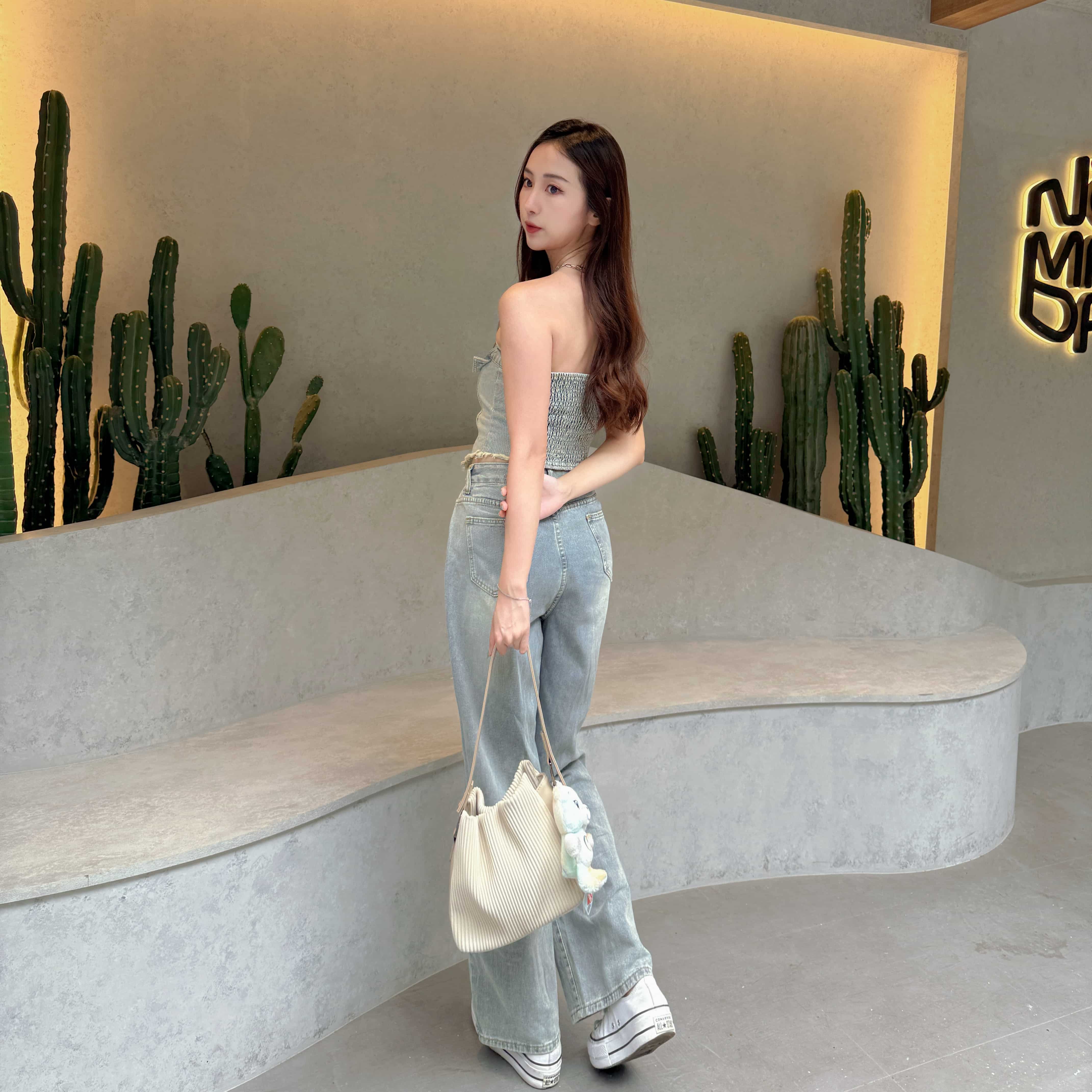 {"ARInfo":{"IsUseAR":false},"Version":"1.0.0","MakeupInfo":{"IsUseMakeup":false},"FaceliftInfo":{"IsChangeEyeLift":false,"IsChangeFacelift":false,"IsChangePostureLift":false,"IsChangeNose":false,"IsChangeFaceChin":false,"IsChangeMouth":false,"IsChangeThinFace":true},"BeautyInfo":{"SwitchMedicatedAcne":false,"IsAIBeauty":false,"IsBrightEyes":false,"IsSharpen":false,"IsOldBeauty":false,"IsReduceBlackEyes":false},"HandlerInfo":{"AppName":2},"FilterInfo":{"IsUseFilter":false}}