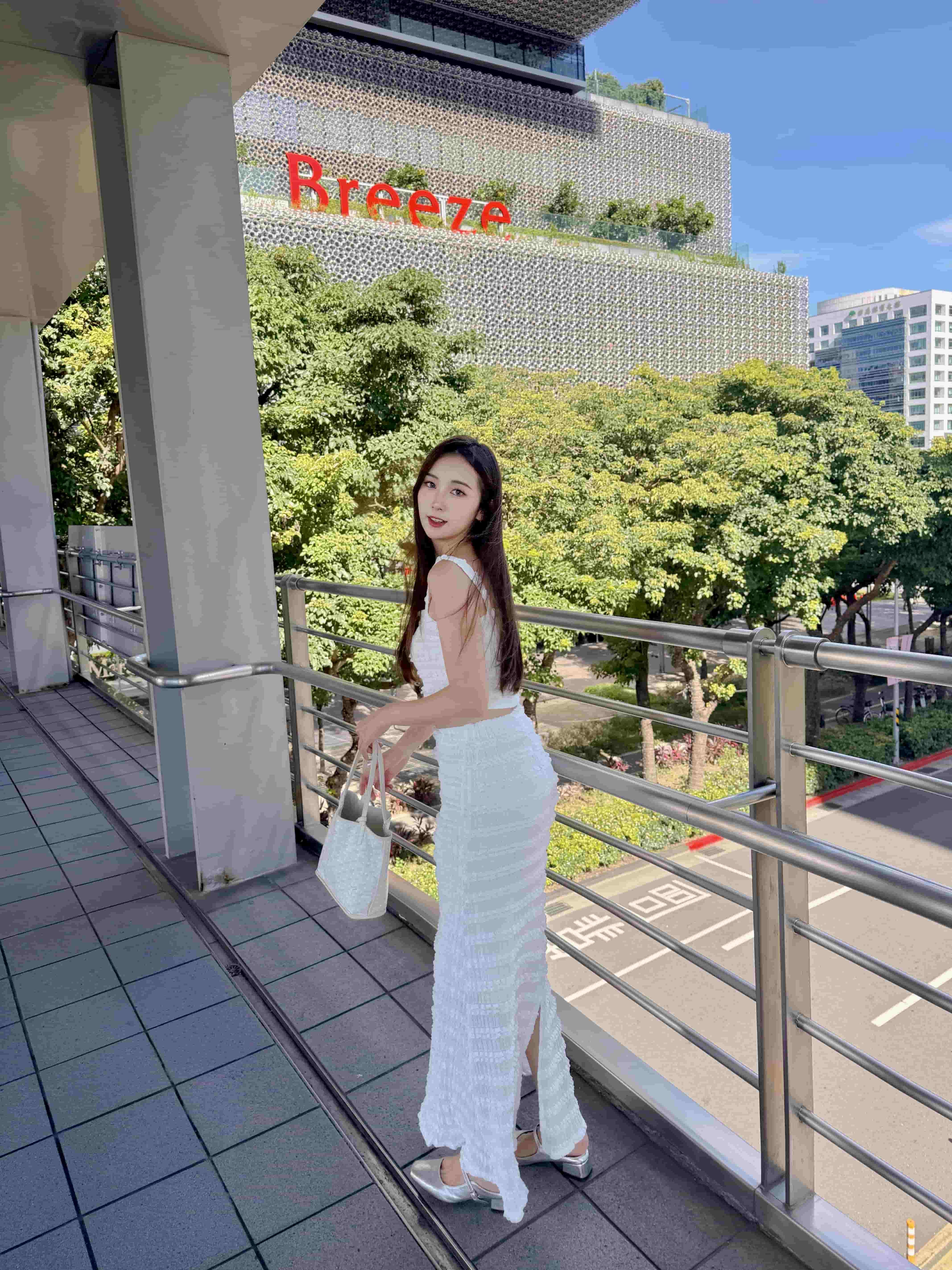 {"ARInfo":{"IsUseAR":false},"Version":"1.0.0","MakeupInfo":{"IsUseMakeup":false},"FaceliftInfo":{"IsChangeEyeLift":false,"IsChangeFacelift":false,"IsChangePostureLift":false,"IsChangeNose":false,"IsChangeFaceChin":false,"IsChangeMouth":false,"IsChangeThinFace":true},"BeautyInfo":{"SwitchMedicatedAcne":false,"IsAIBeauty":false,"IsBrightEyes":false,"IsSharpen":false,"IsOldBeauty":false,"IsReduceBlackEyes":false},"HandlerInfo":{"AppName":2},"FilterInfo":{"IsUseFilter":false}}