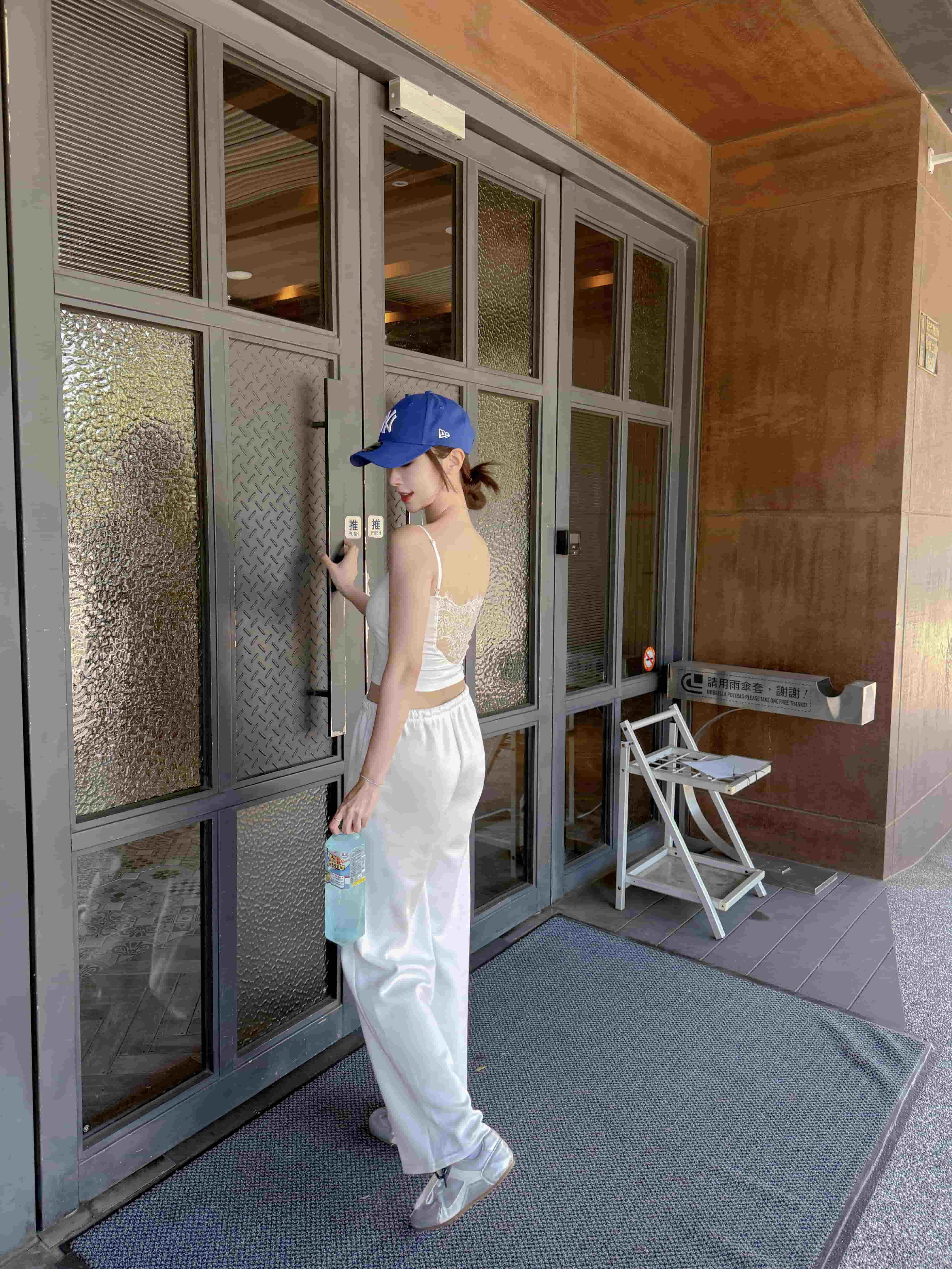 {"ARInfo":{"IsUseAR":false},"Version":"1.0.0","MakeupInfo":{"IsUseMakeup":false},"FaceliftInfo":{"IsChangeEyeLift":false,"IsChangeFacelift":false,"IsChangePostureLift":false,"IsChangeNose":false,"IsChangeFaceChin":false,"IsChangeMouth":false,"IsChangeThinFace":true},"BeautyInfo":{"SwitchMedicatedAcne":false,"IsAIBeauty":false,"IsBrightEyes":false,"IsSharpen":false,"IsOldBeauty":false,"IsReduceBlackEyes":false},"HandlerInfo":{"AppName":2},"FilterInfo":{"IsUseFilter":false}}