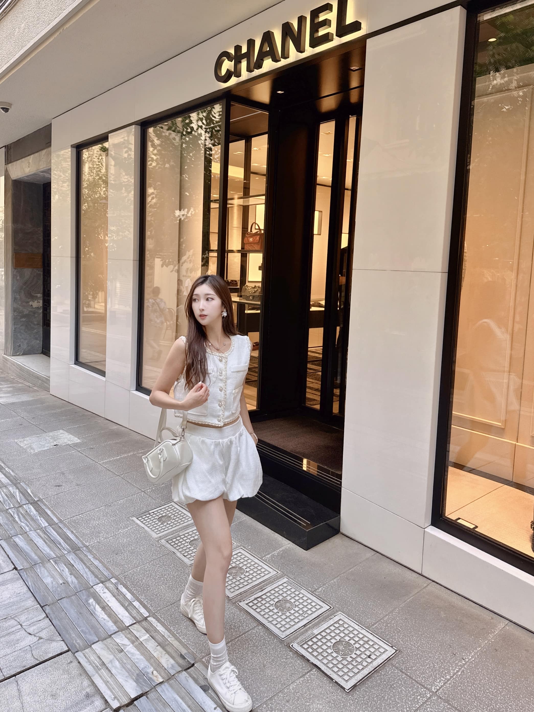 {"ARInfo":{"IsUseAR":false},"Version":"1.0.0","MakeupInfo":{"IsUseMakeup":false},"FaceliftInfo":{"IsChangeEyeLift":false,"IsChangeFacelift":false,"IsChangePostureLift":false,"IsChangeNose":false,"IsChangeFaceChin":false,"IsChangeMouth":false,"IsChangeThinFace":true},"BeautyInfo":{"IsAIBeauty":false,"OldBeautyCount":1,"IsSharpen":false,"SwitchMedicatedAcne":false,"IsBrightEyes":false,"IsOldBeauty":false,"IsReduceBlackEyes":false},"HandlerInfo":{"AppName":2},"FilterInfo":{"IsUseFilter":false}}