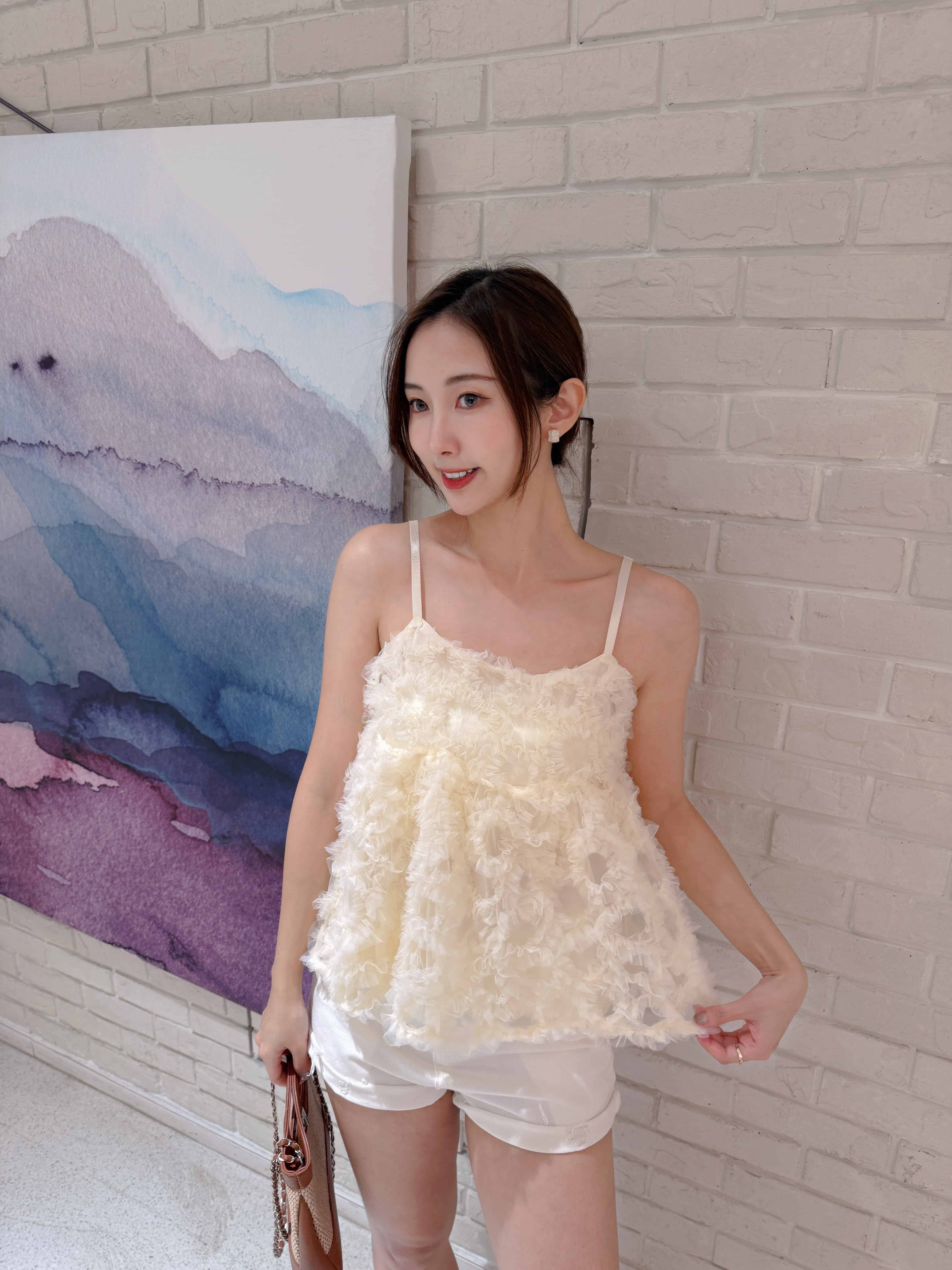 {"ARInfo":{"IsUseAR":false},"Version":"1.0.0","MakeupInfo":{"IsUseMakeup":false},"FaceliftInfo":{"IsChangeEyeLift":false,"IsChangeFacelift":false,"IsChangePostureLift":false,"IsChangeNose":false,"IsChangeFaceChin":false,"IsChangeMouth":false,"IsChangeThinFace":true},"BeautyInfo":{"SwitchMedicatedAcne":false,"IsAIBeauty":false,"IsBrightEyes":false,"IsSharpen":false,"IsOldBeauty":false,"IsReduceBlackEyes":false},"HandlerInfo":{"AppName":2},"FilterInfo":{"IsUseFilter":false}}