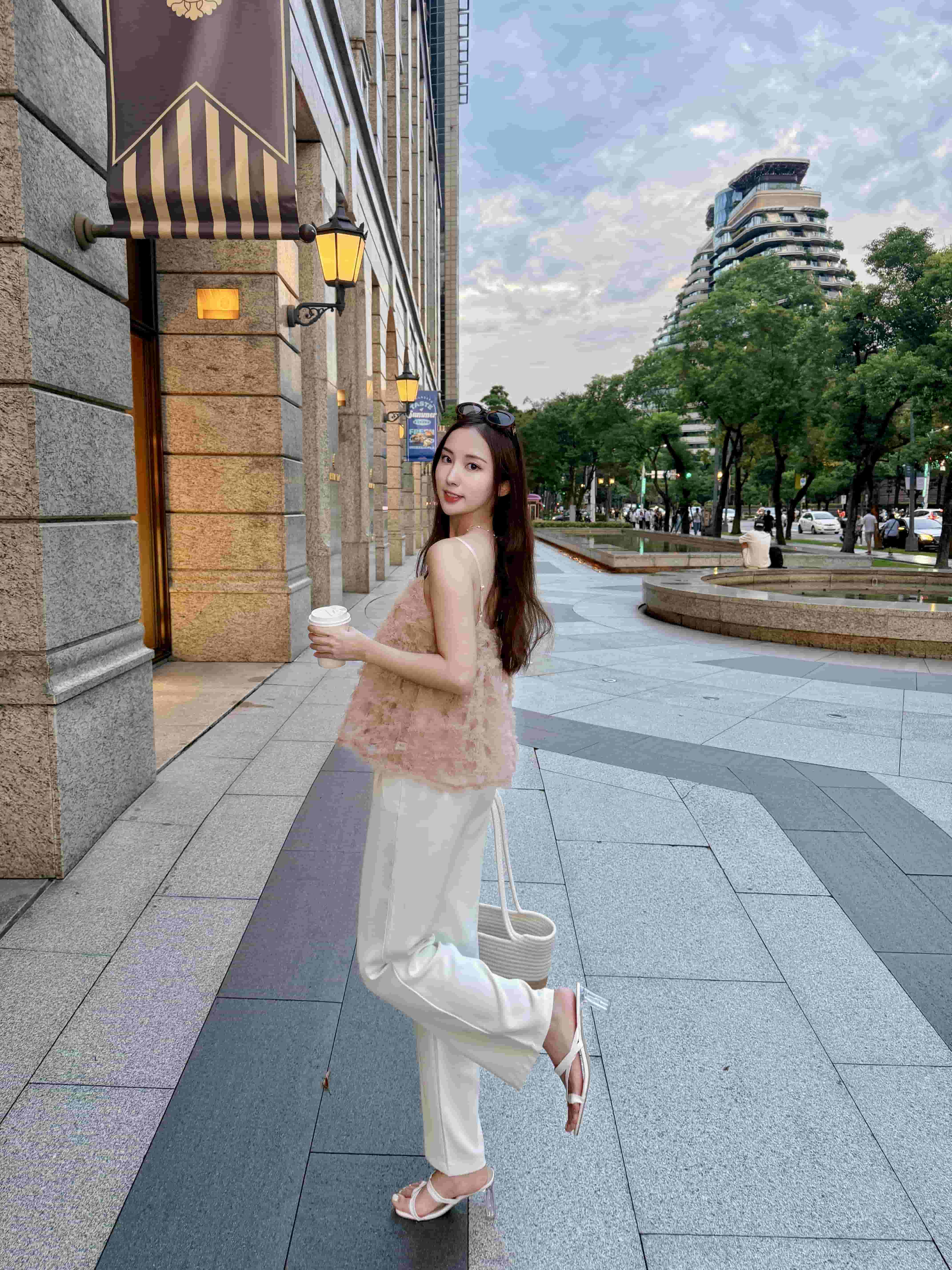 {"ARInfo":{"IsUseAR":false},"Version":"1.0.0","MakeupInfo":{"IsUseMakeup":false},"FaceliftInfo":{"IsChangeEyeLift":false,"IsChangeFacelift":false,"IsChangePostureLift":false,"IsChangeNose":false,"IsChangeFaceChin":false,"IsChangeMouth":false,"IsChangeThinFace":false},"BeautyInfo":{"IsAIBeauty":false,"OldBeautyCount":1,"IsSharpen":false,"SwitchMedicatedAcne":false,"IsBrightEyes":false,"IsOldBeauty":false,"IsReduceBlackEyes":false},"HandlerInfo":{"AppName":2},"FilterInfo":{"IsUseFilter":false}}