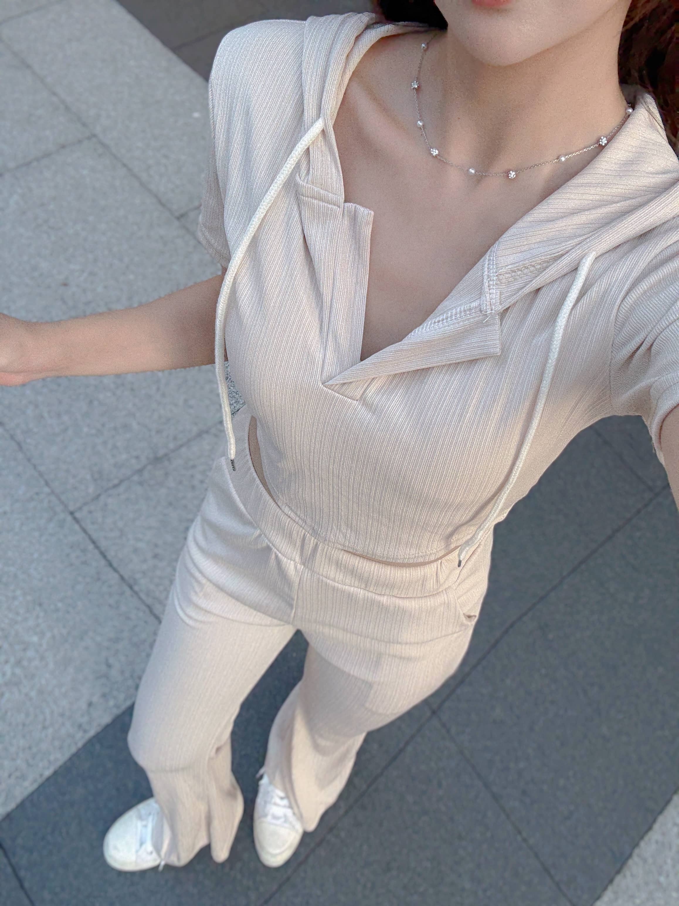 {"ARInfo":{"IsUseAR":false},"Version":"1.0.0","MakeupInfo":{"IsUseMakeup":false},"FaceliftInfo":{"IsChangeEyeLift":false,"IsChangeFacelift":false,"IsChangePostureLift":false,"IsChangeNose":false,"IsChangeFaceChin":false,"IsChangeMouth":false,"IsChangeThinFace":true},"BeautyInfo":{"SwitchMedicatedAcne":false,"IsAIBeauty":false,"IsBrightEyes":false,"IsSharpen":false,"IsOldBeauty":false,"IsReduceBlackEyes":false},"HandlerInfo":{"AppName":2},"FilterInfo":{"IsUseFilter":false}}